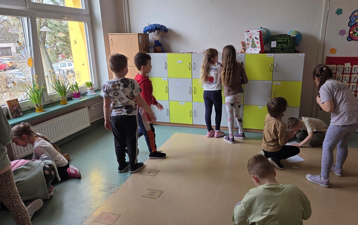 dzieci szukaja dzialan na mnozenie