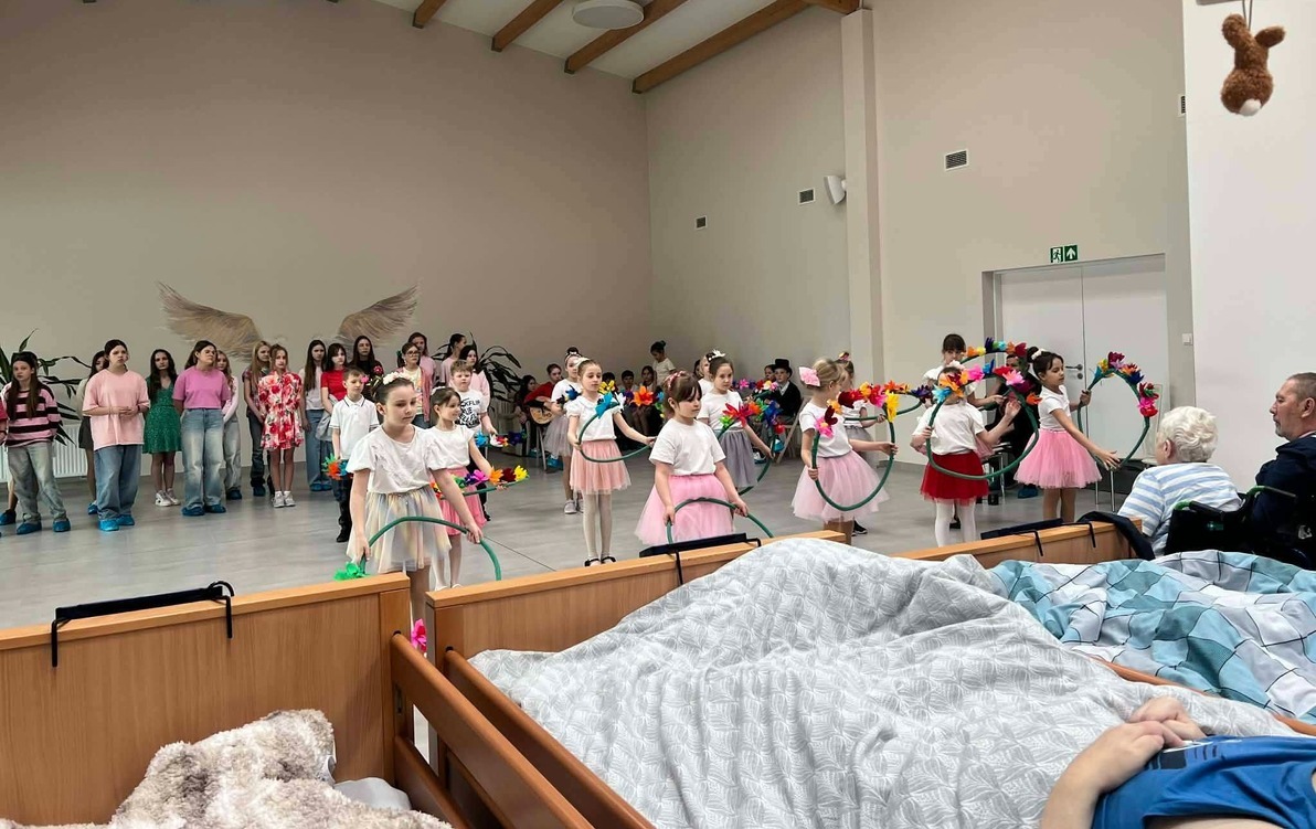 Uczniowie podczas występu dla pensjonariuszy hospcjum