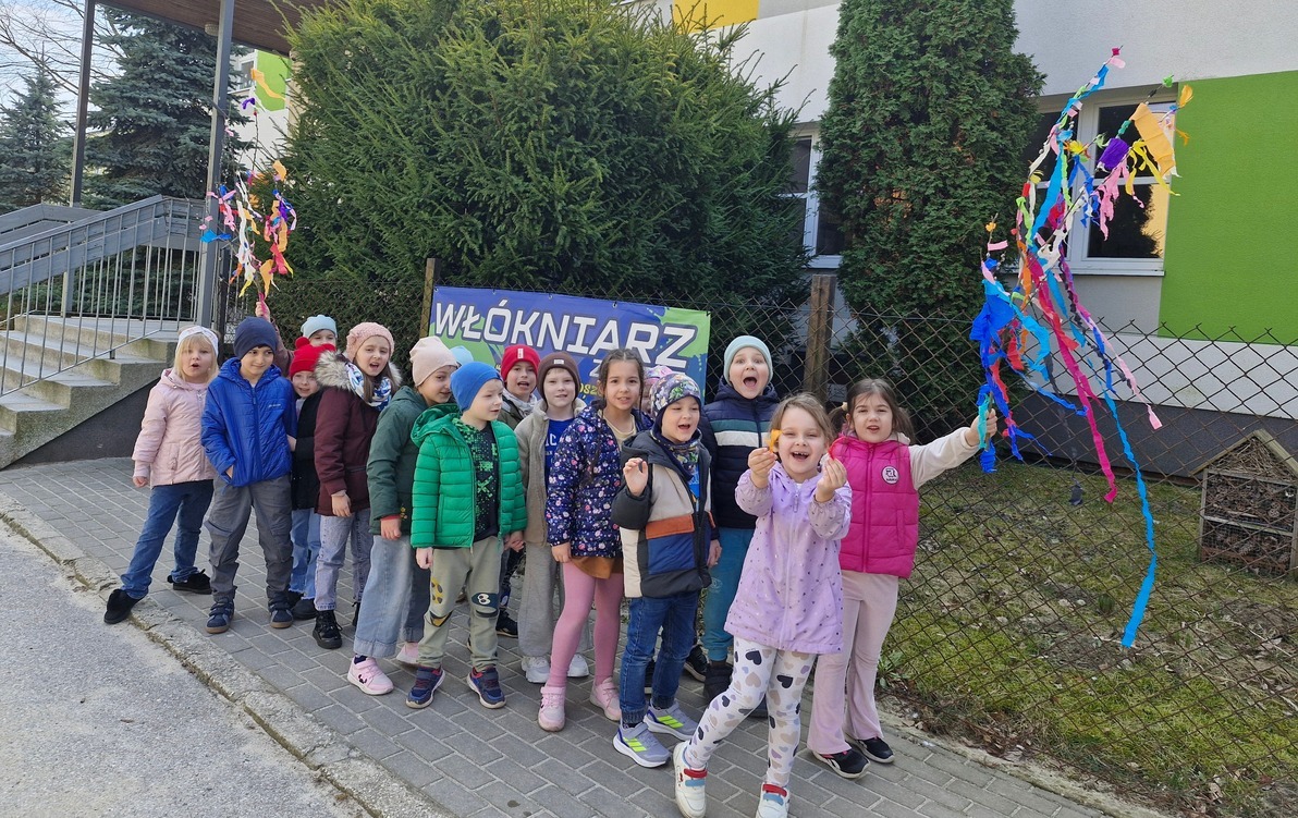 Grupa po wyjściu z budynku szkoły przygotowuje się do spaceru