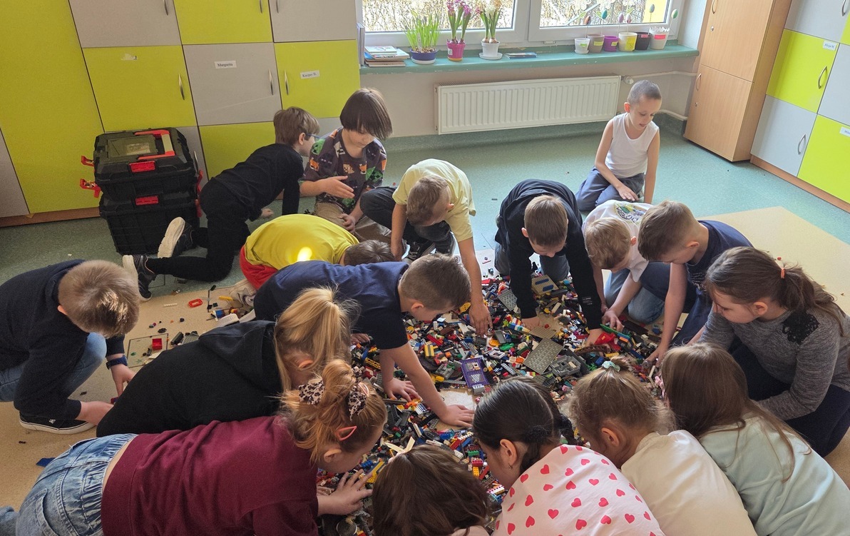 dzieci szukaja w klockach lego ukrytego skarbu