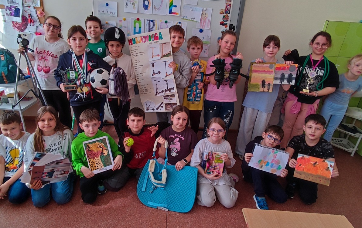 Zdjęcie klasowe III d przedstawiające uczniów prezentujących swoje hobby.