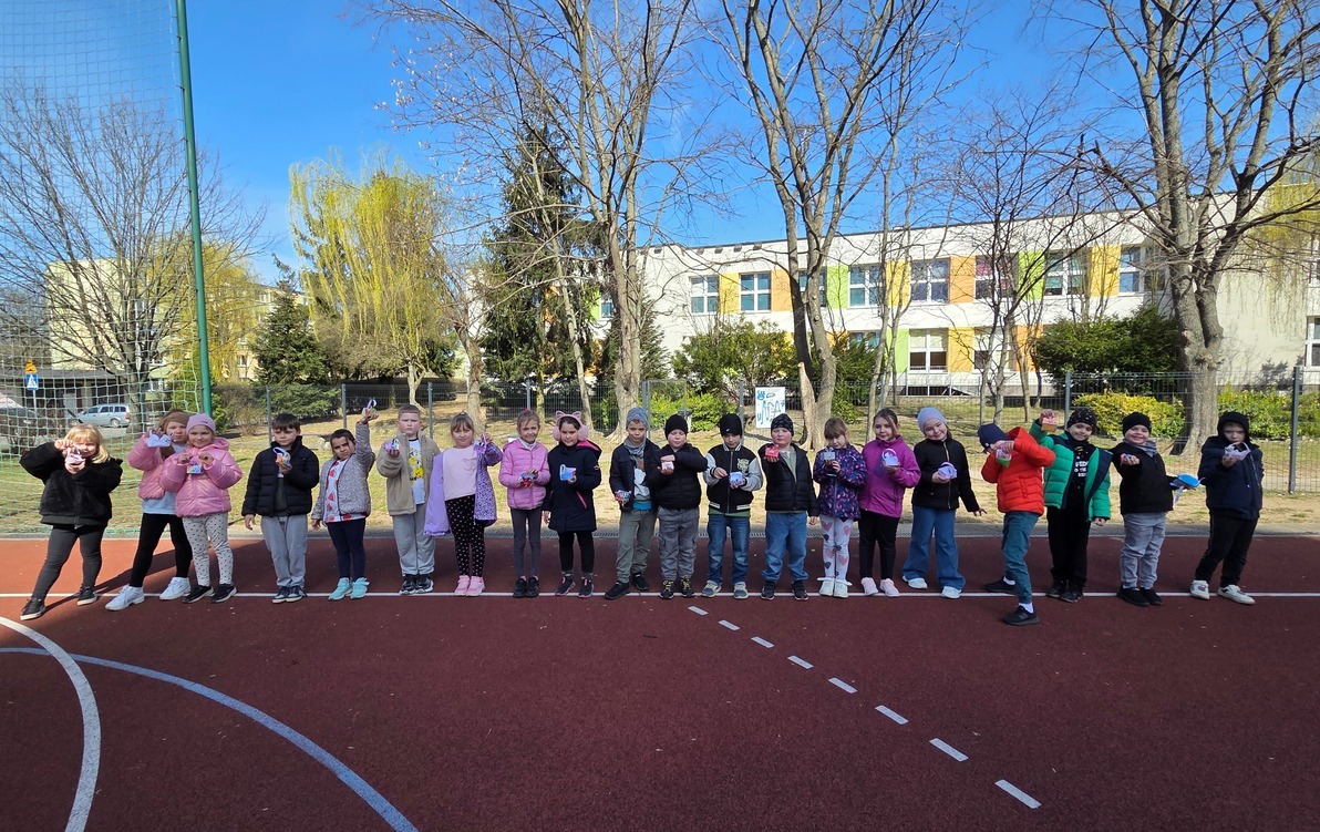 klasa 1b ze swoimi koszyczkami