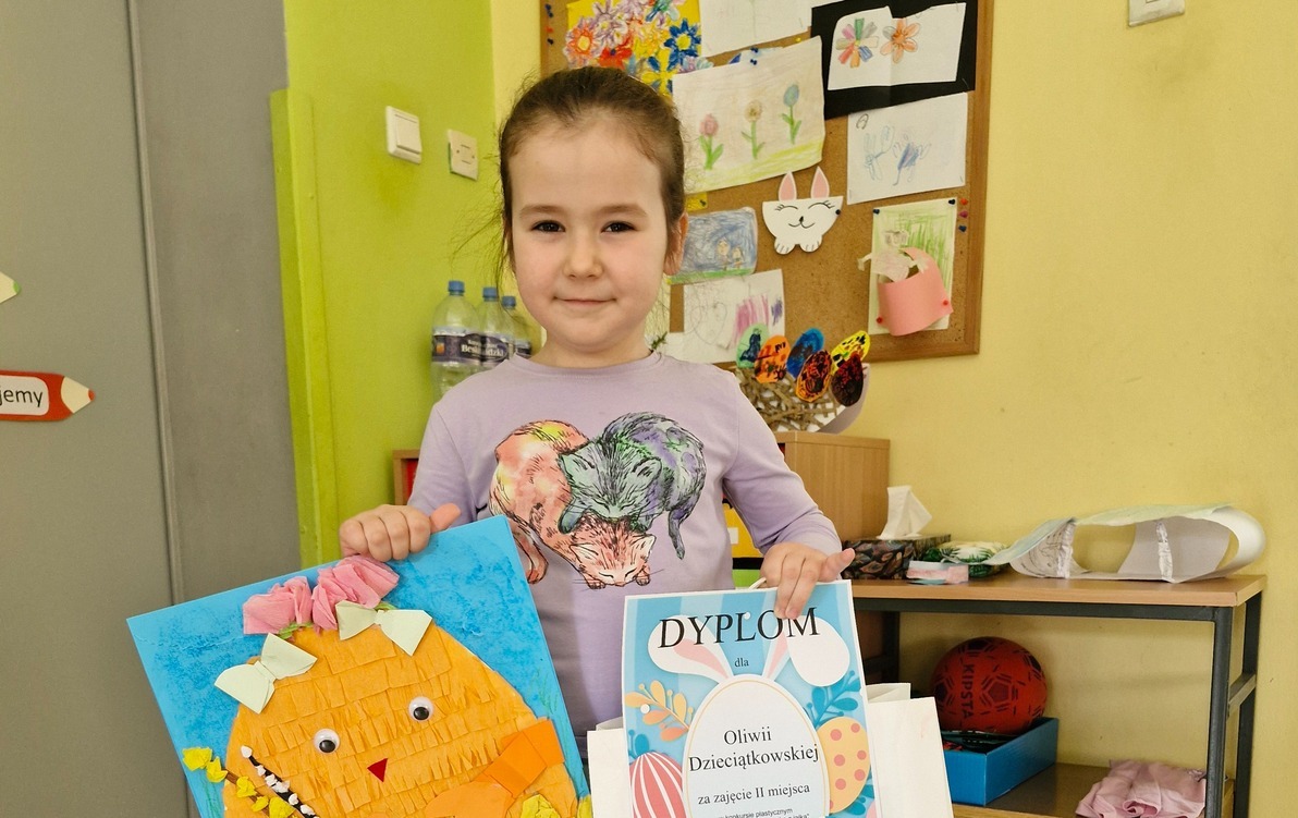 Oliwka prezentuje swoją pracę i nagrody, które otrzymała