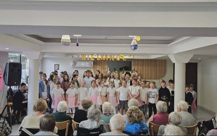 Grupa uczniów biorących udział w przedstawieniu przed pensjonariuszmi ośrodka