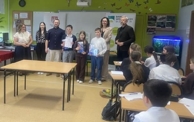 uczniowie odbierają od organizatorów konkursu dyplomy i nagrody