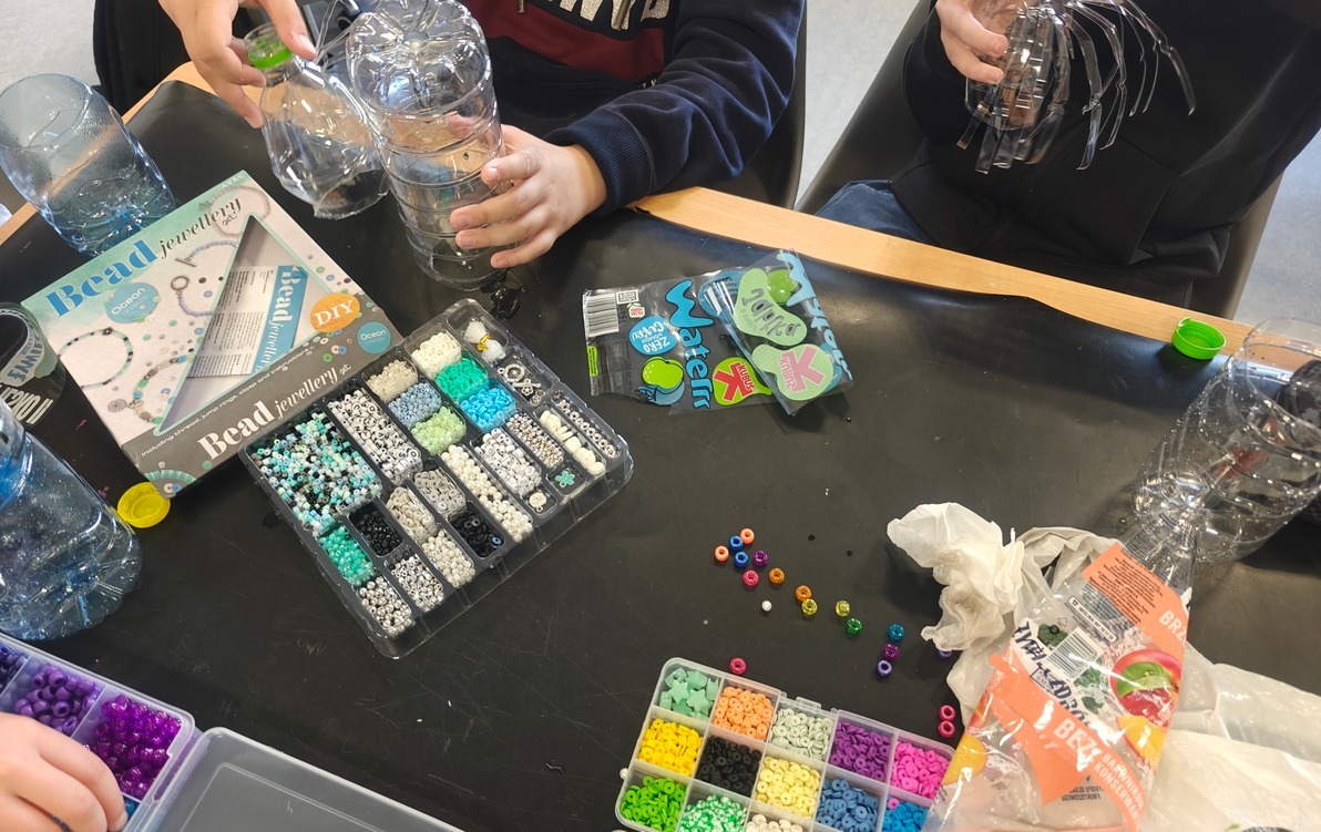 wyklejanie wycinanie z butelek plastikowych
