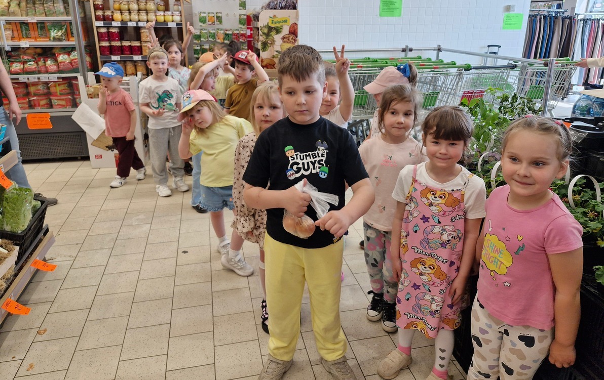 W sklepie dzieci kupują cebulę, aby założyć własną hodowlę