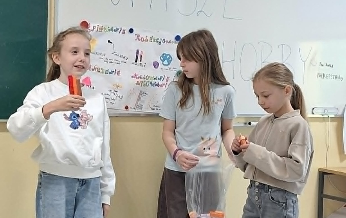 Uczniowie prezentujący swoje hobby 