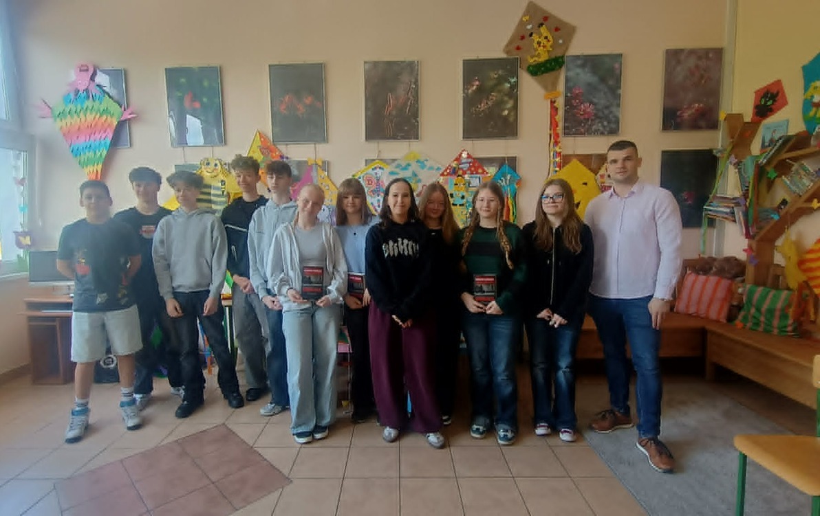 Klasa 8a na wspólnym zdjęciu z autorem książki Gimbaza