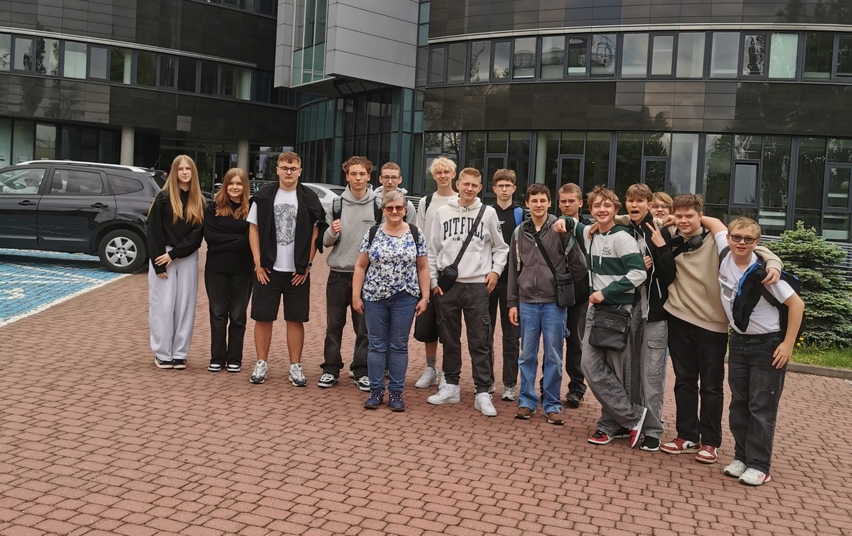 Grupa uczniów klas ósmych przed gmachem budynku Uniwersytetu Łódzkiego Wydział Prawa i Administracji