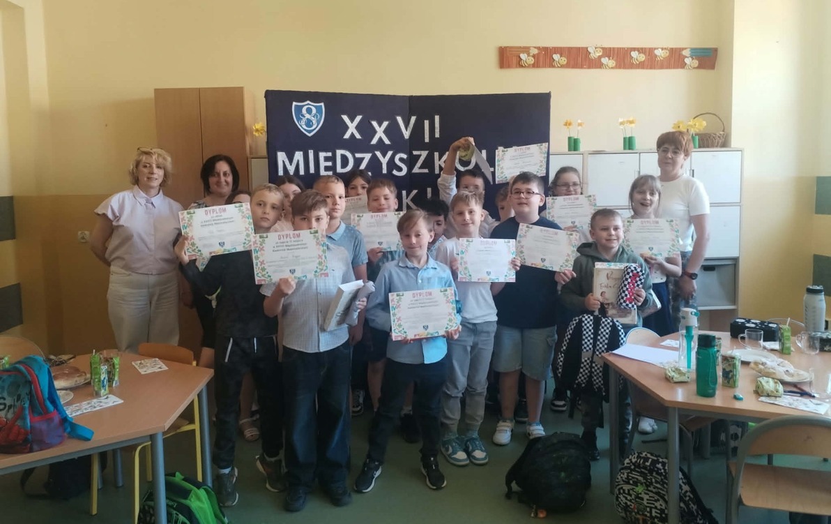 Uczestnicy konkursu w towarzystwie pani wicedyrektor i organizatorek