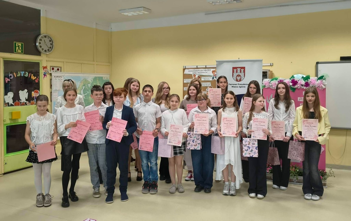 Uczestnicy konkursu recytatorskiego z dyplomami