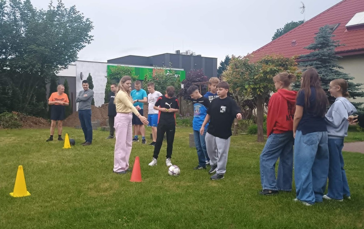 Uczniowie klasy 6a grają w piłkę nożną z podopiecznymi PSONI Koło 