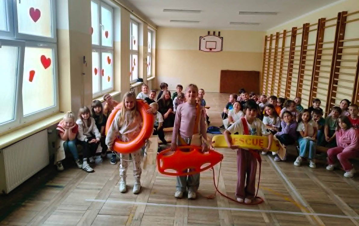 uczniowie prezentują sprzęt do ratowania w wodzie