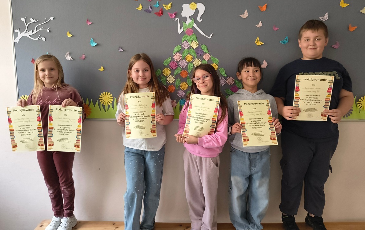 Zdjęcie przedstawia uczniów ze Szkolnego Klubu Książki prezentujących pamiątkowe dyplomy