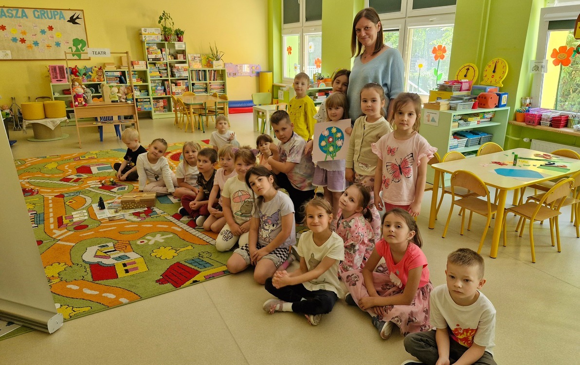 Wspólne zdjęcie wszystkich uczestników zajęć; dzieci i pracownicy PSSE w Zgierzu  
