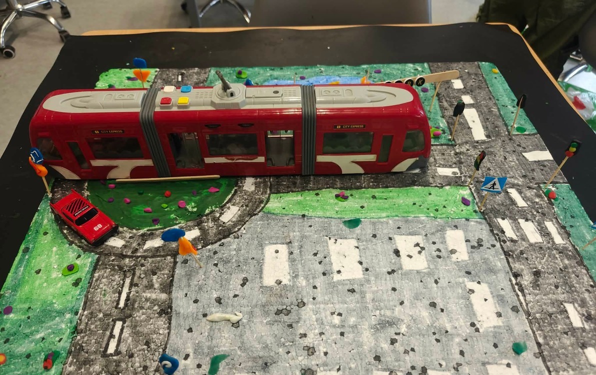 ulica z torowiskiem i tramwajem