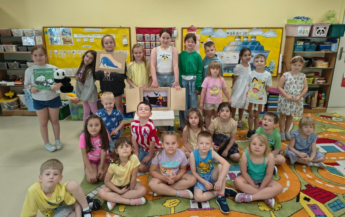 Zdjęcie przedstawia grupę uczniów biorących udział w wydarzeniu