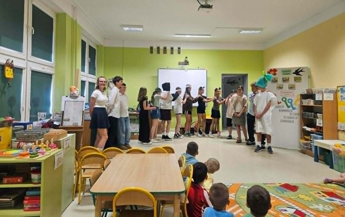 Występ uczniów klasy 6a dla przedszkolaków