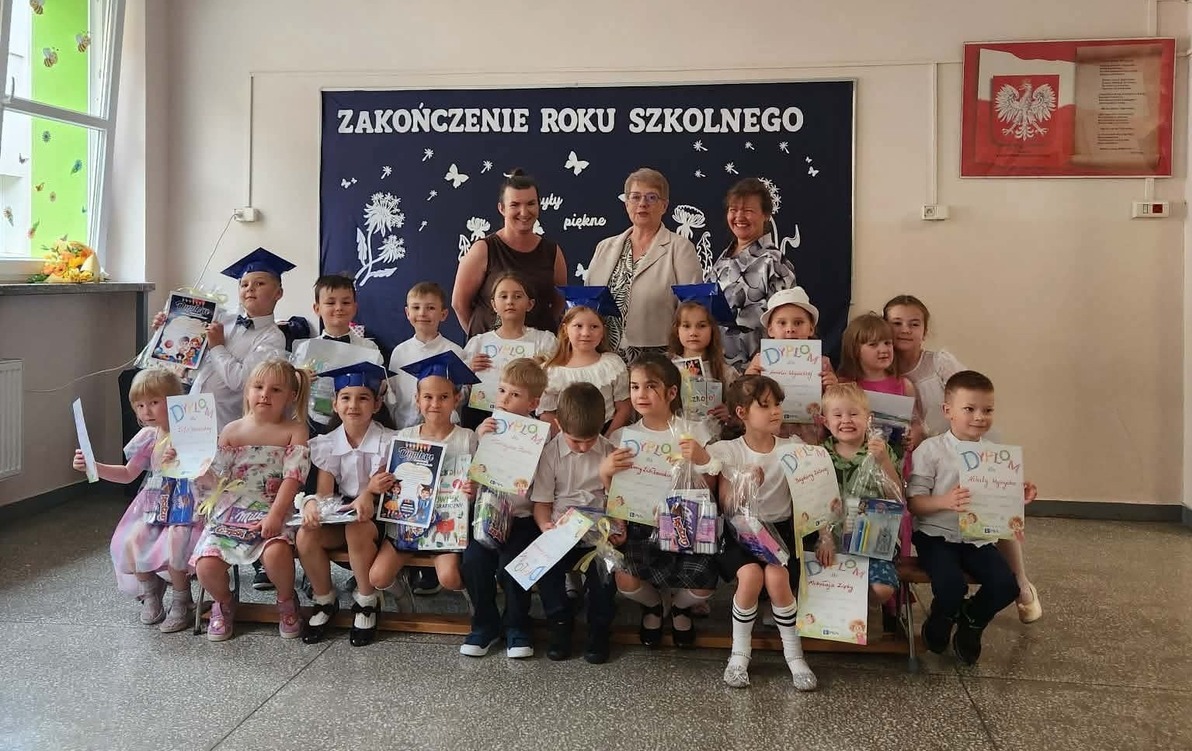 Zdjęcie całej grupy z nauczycielkami i Panią Dyrektor