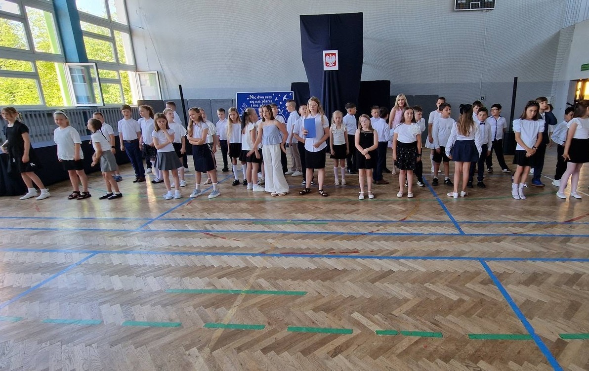 uczniowie klasy 3c i 3d podczas występu na uroczystym zakończeniu roku szkolnego