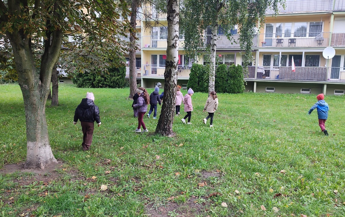 dzieci podczas spaceru poszukują koloorwych liści