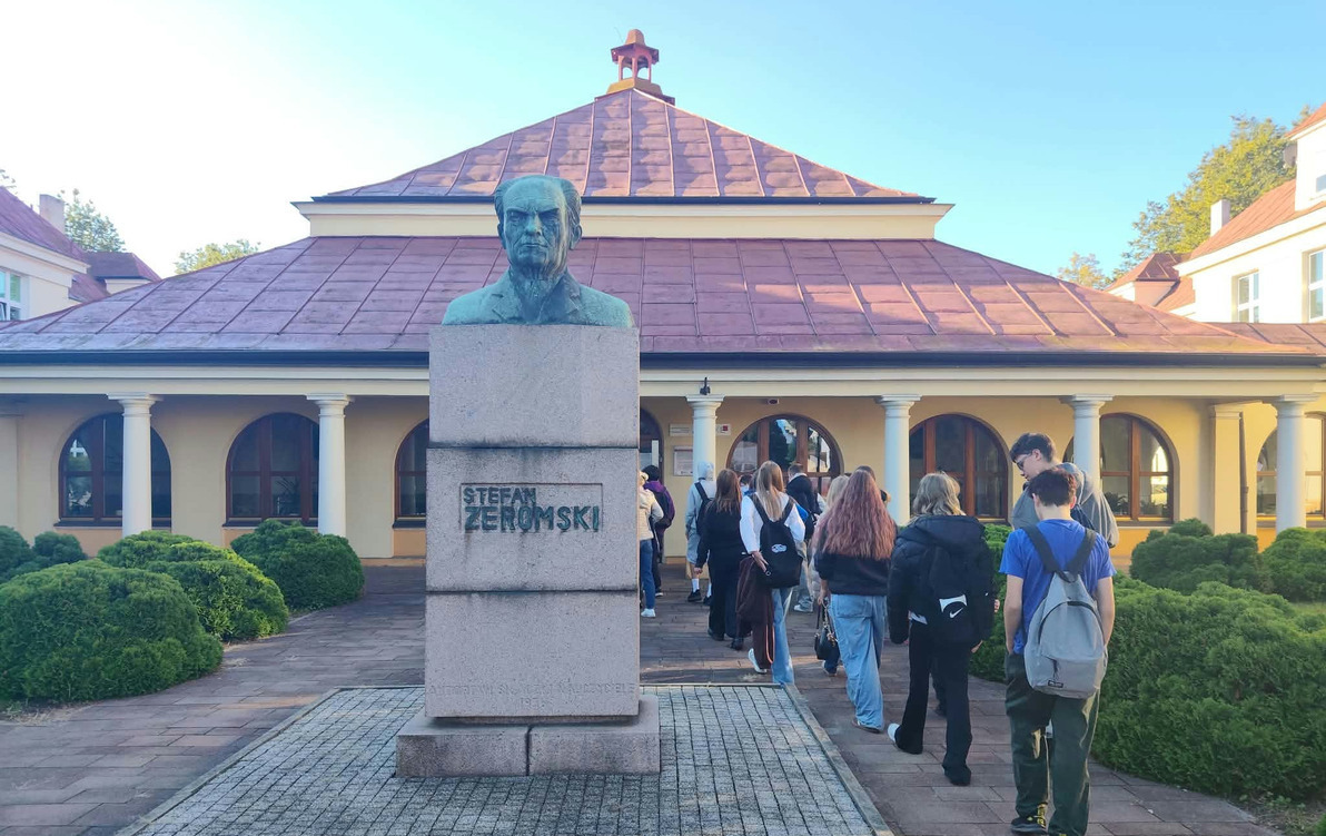 Grupa uczniów przed budynkiem Centrum Rozwoju Edukacji w Zgierzu