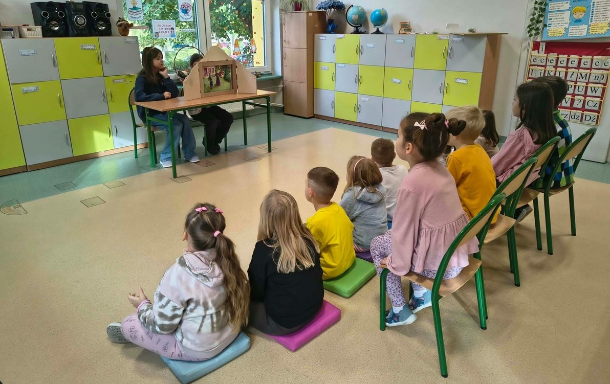 zdjęcie przedstawia uczennice klasy 3a podczas prezentacji bajki pt. „Kopciuszek w oddziale przedszkolnym