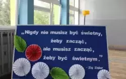 Tablica z dekoracją i hasło na zakończenie roku szkolnego