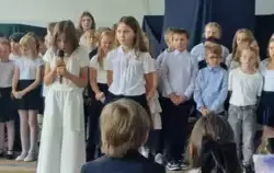 Uczennica klasy trzciej recytuje wiersz