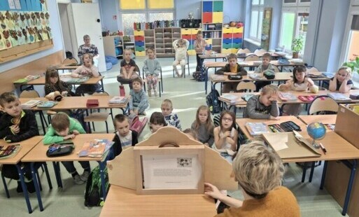 Grupa dzieci w sali lekcyjnej