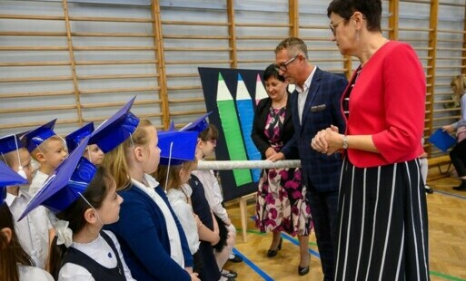 Pan naczelnik Wydziału Edukacji pasuje ucznia