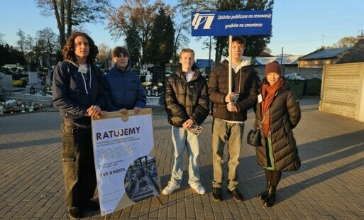 Grupa młodzieży kwestująca na cmentarzu