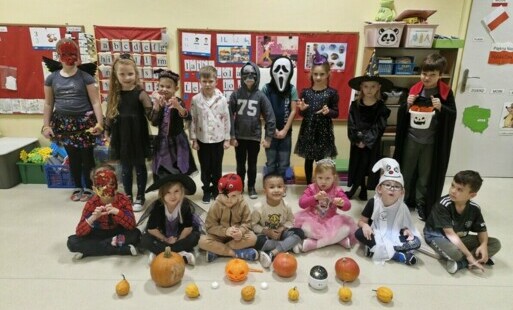 Grupa dzieci w strojach halloweenowych