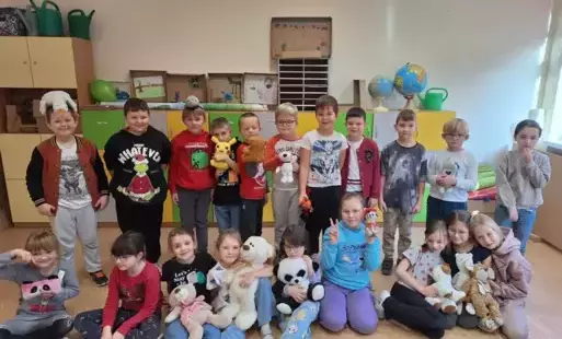 Zdjęcie klasy 1d z misiami