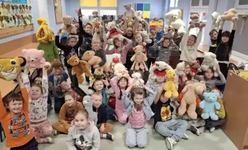 1 a i 1b wspólne zdjęcie z pluszakami