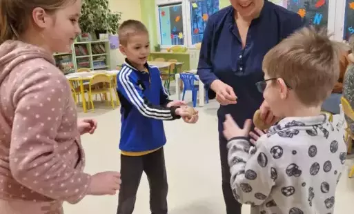 Zdjęcie do WARSZTATY PLASTYCZNO - KULINARNE Z RODZICAMI &bdquo;ZABAWY Z ZIEMNIAKIEM&rdquo;