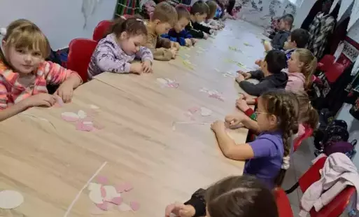 klasa 1d wykonuje światy z opłatka