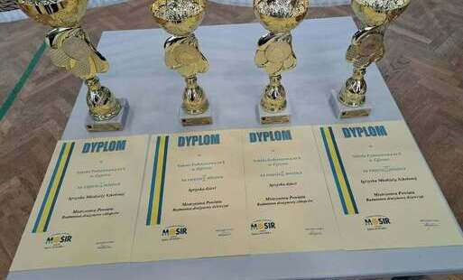 Dyplomy i puchary z Mistrzost Powiatu Zgierskiego w badmintonie