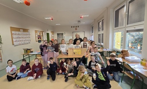 Klasa 2b z Panią Olą i teatrzykiem