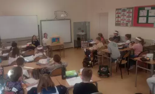Zdjęcie do &bdquo;WIERSZE MARII KONOPNICKIEJ W TEATRZYKU KAMISHIBAI"- WYSTĘP W KLASIE 1D