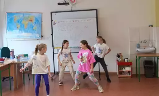  występ taneczny czterech dziewczynek