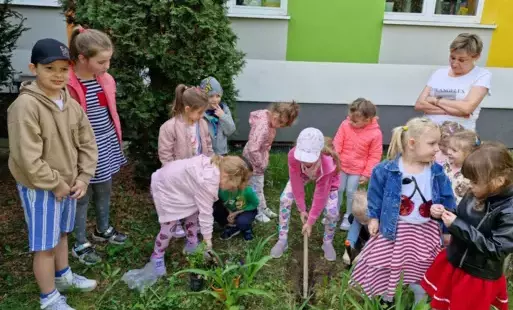 sadzenie roślin w ogródku przed szkołą