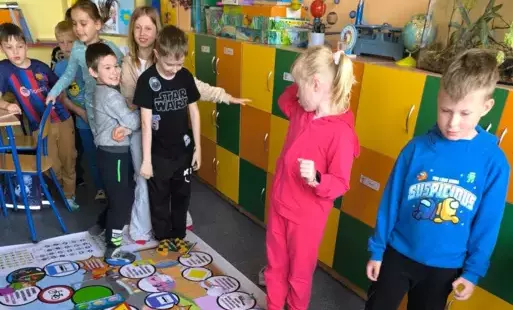 Uczniowie klasy 1c obchodzą Dzień Bezpieczeństwa Ruchu Drogowego