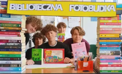 Uczniowie pozują w fotobudce 