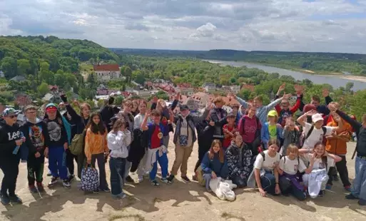uczniowie klasy 5b i 5c na Górze Trzech Krzyży w tle panorama Kazimierza Dolnego