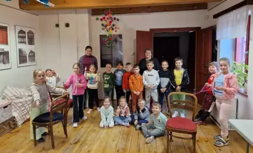 Zdjęcie grupowe ze sznurkami