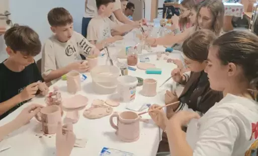 uczniowie podczas warszatów ceramichnych