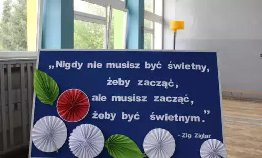 Tablica z dekoracją i hasło na zakończenie roku szkolnego
