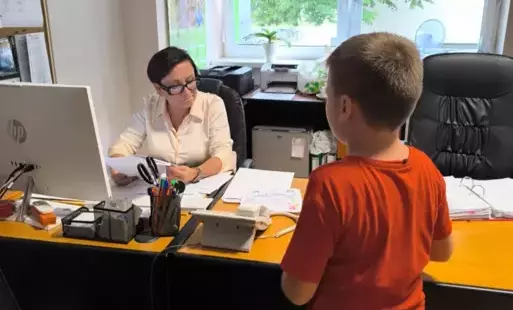 Uczniowie klasy 2c rozdają miłe wiadomości pracownikom szkoły